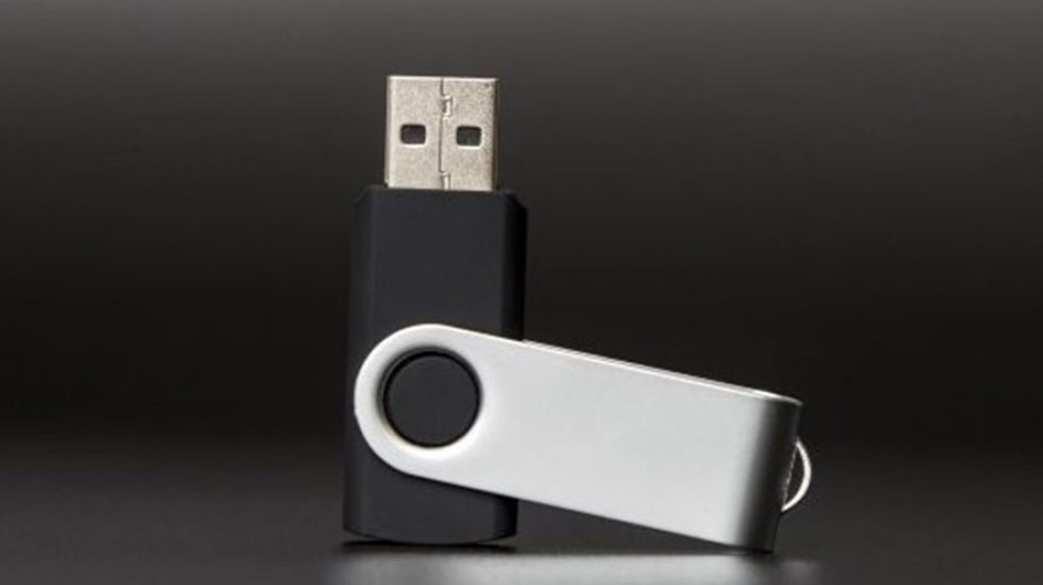 فلش A_DATA UR350 نقره‌ای مشکی